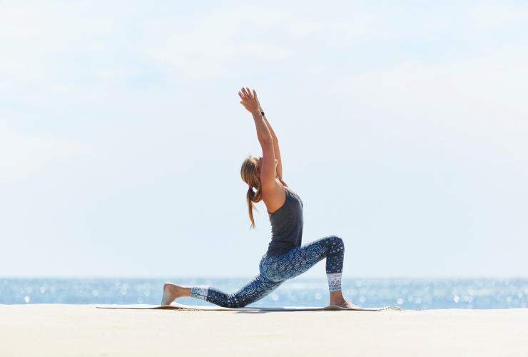 西澳大利亚州，在玛格丽特河因吉度温泉疗养中心的海边摆出瑜伽体式的女性 © 因吉度温泉疗养中心版权所有